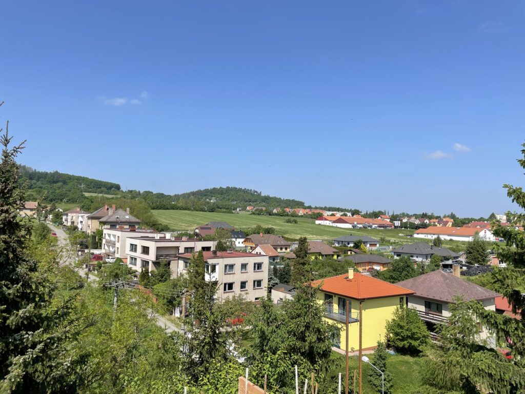 Výhled z bytu 402 - BD Cihelna