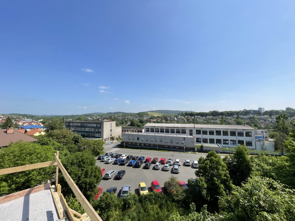 Výhled z bytu 402 - BD Cihelna