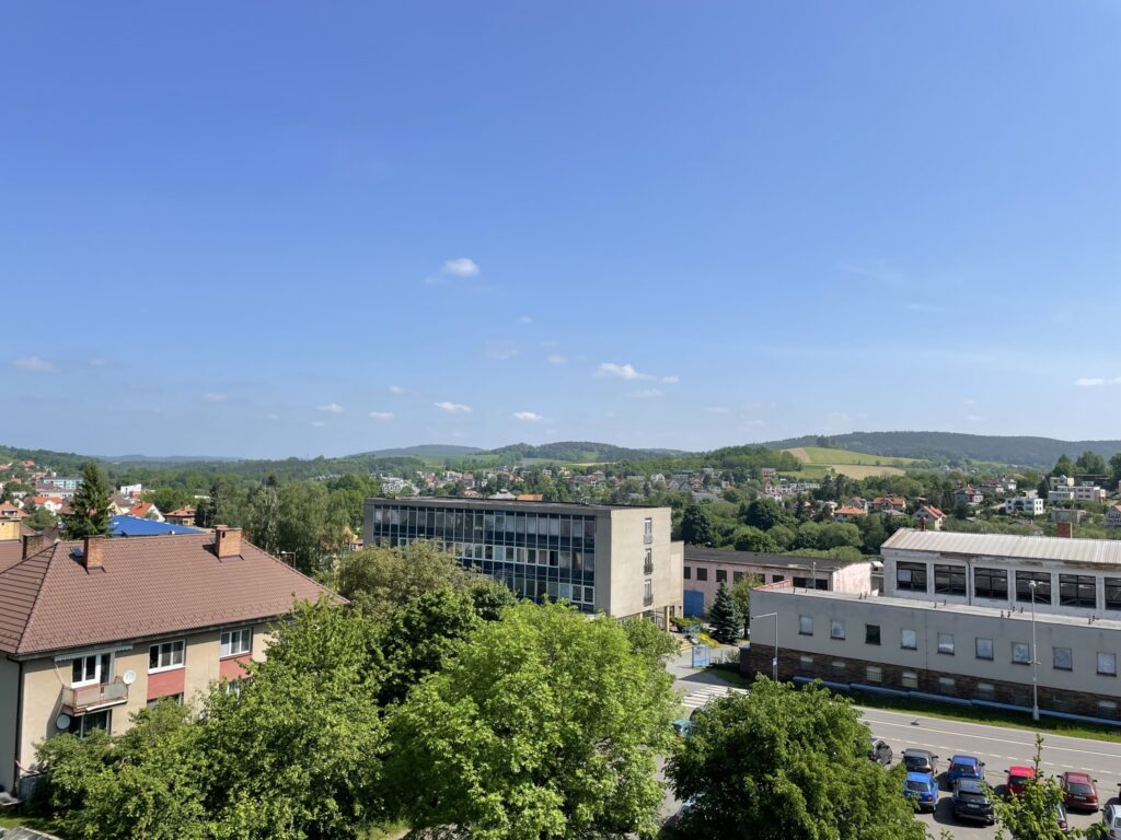 Výhled z bytu 402 - BD Cihelna
