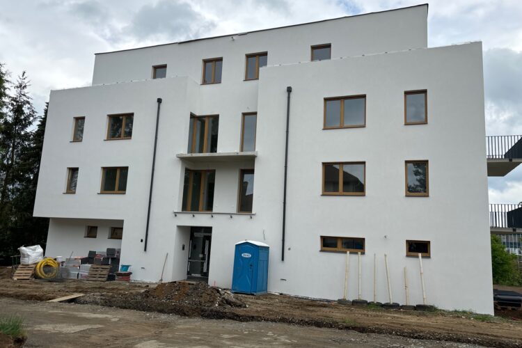 Fasády jsou kompletní.